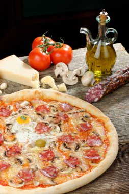 Lezzetli İtalyan pizza salam ve yumurta ile, 