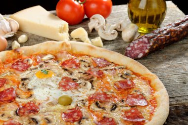  Lezzetli İtalyan pizza salam ve yumurta ile,