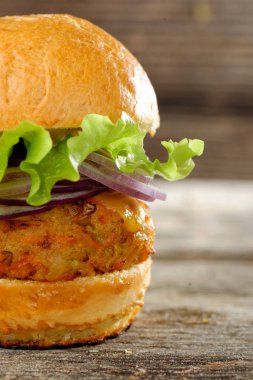  Kepekli çörek vejetaryen mercimek burger