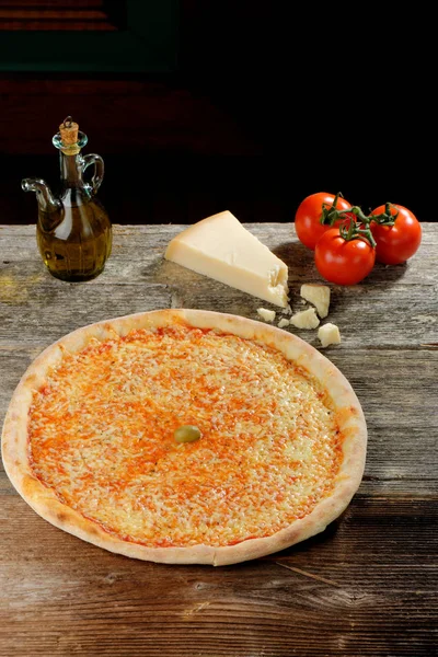 Włoska pizza margarita — Zdjęcie stockowe