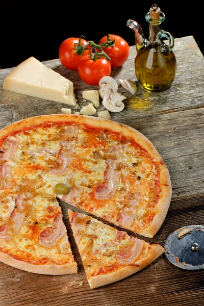 Pizza Suprema con tocino —  Fotos de Stock