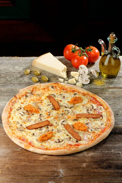 Forno fresco Pizza al forno con prosciutto, Salsiccia — Foto Stock