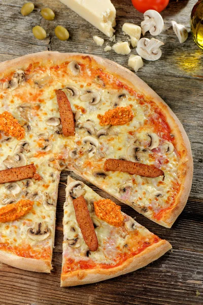 Čerstvé trouba peče Pizza se šunkou, klobásou — Stock fotografie