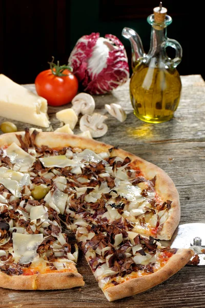 Vegetar Pizza med hård ost - Stock-foto