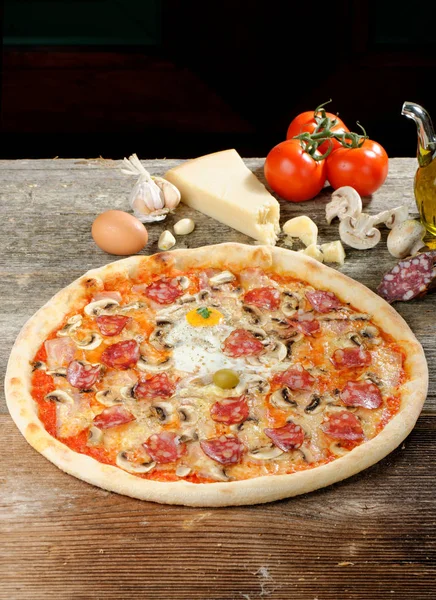 Deliciosa pizza italiana con salami y huevo , — Foto de Stock