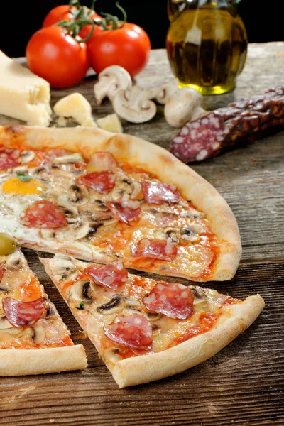Deliciosa pizza italiana con salami y huevo , — Foto de Stock