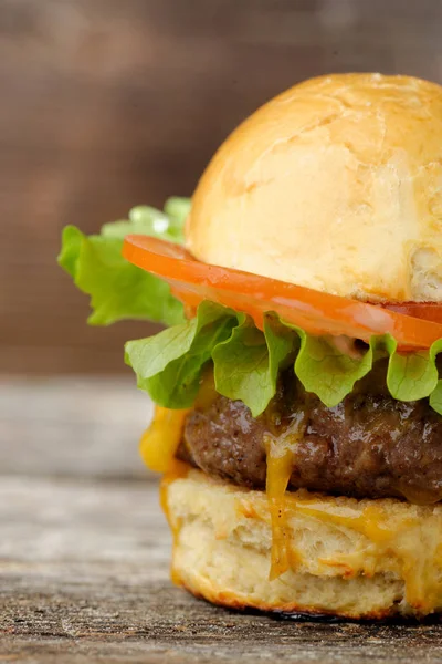 Cheeseburger gourmet na mesa de madeira — Fotografia de Stock