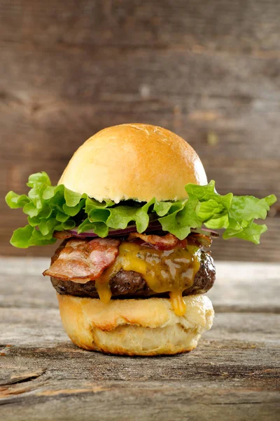 Cheeseburger gourmet na mesa de madeira — Fotografia de Stock