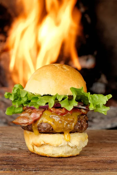 Cheeseburge cu bacon gastronomic — Fotografie, imagine de stoc