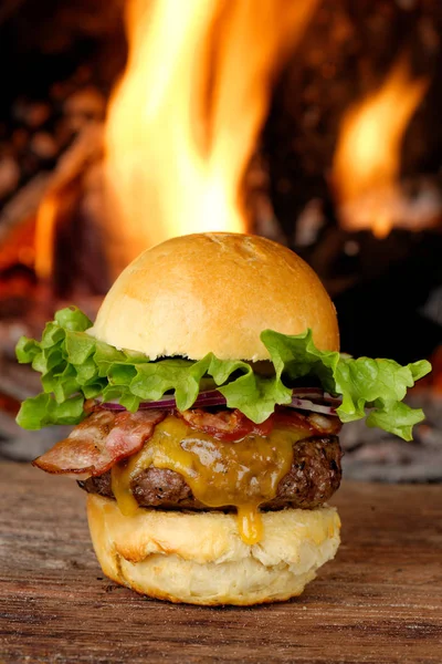 Cheeseburge de bacon gourmet — Fotografia de Stock