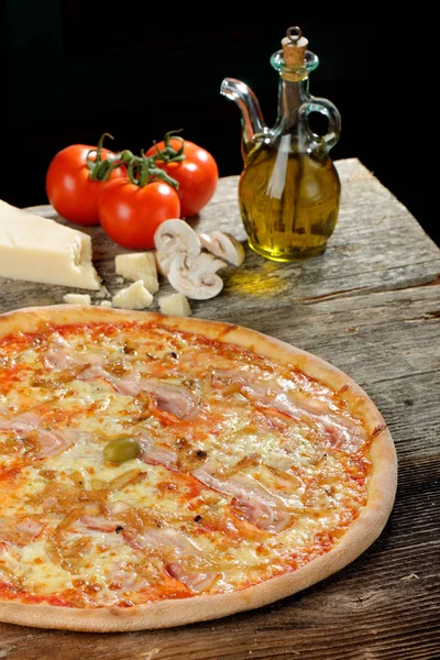 Supremo Pizza sobre a mesa — Fotografia de Stock