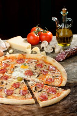 Lezzetli İtalyan pizza salam ve yumurta ile
