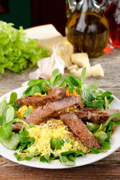 Carne asada con ensalada de rúcula — Foto de Stock