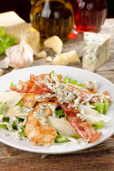 Kom van traditionele Caesar salade — Stockfoto