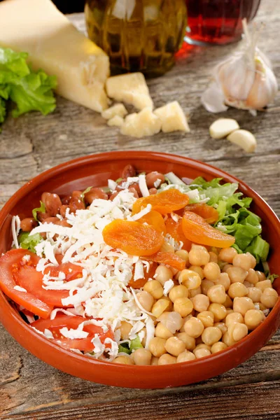 Ensalada con garbanzos, tomate — Foto de Stock