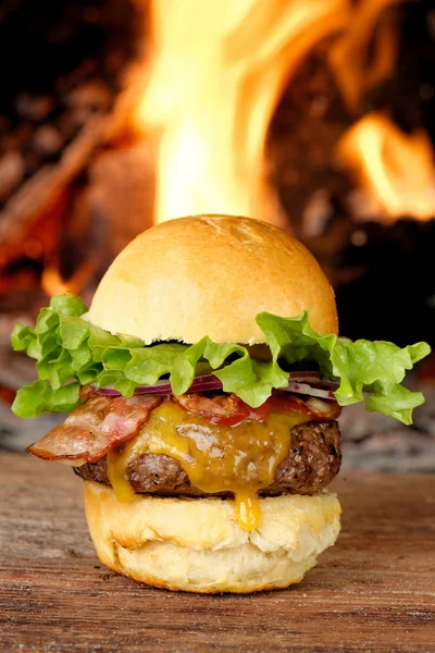 Cheeseburger cu bacon gastronomic — Fotografie, imagine de stoc