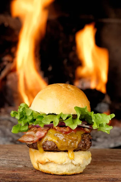 Gourmet-Cheeseburger mit Speck — Stockfoto