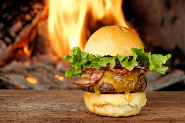 Cheeseburger cu bacon gastronomic — Fotografie, imagine de stoc