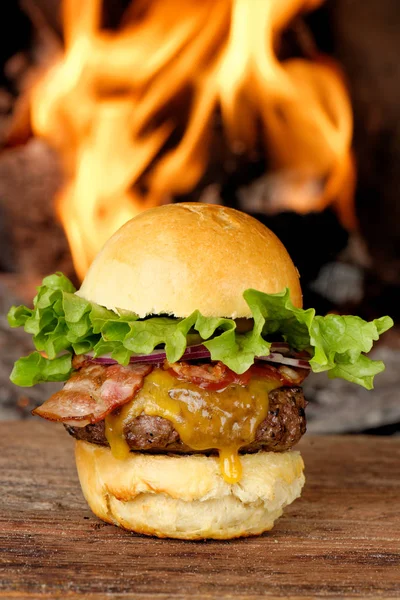 Cheeseburger cu bacon gastronomic — Fotografie, imagine de stoc