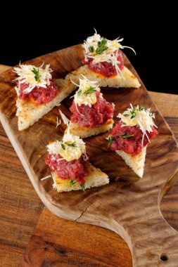  Kızarmış ekmek et ve sebze ile