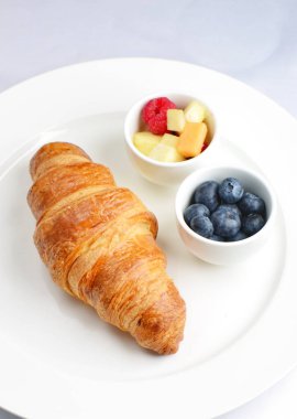  Kahvaltı croissants ve meyve ile