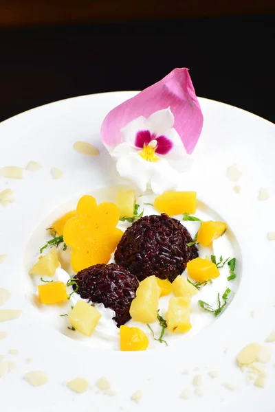 Postre tailandés de arroz negro pegajoso y mango —  Fotos de Stock