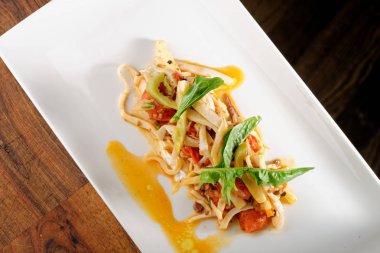  Deniz mahsulleri spagetti plaka üzerinde