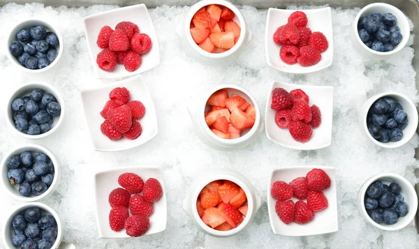 Välsmakande sommar bär frukt — Stockfoto