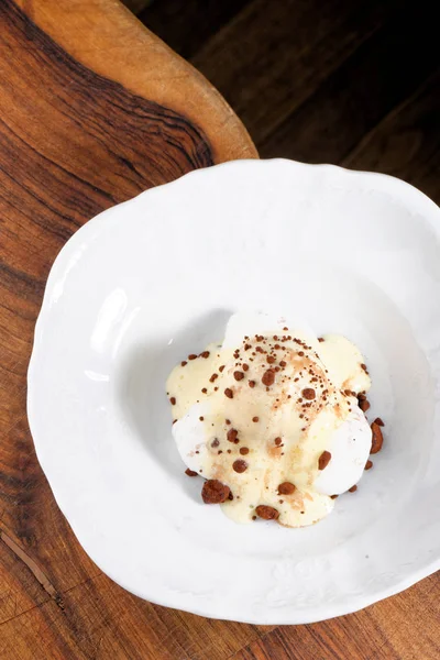 Helado de vainilla con chocolate blanco — Foto de Stock