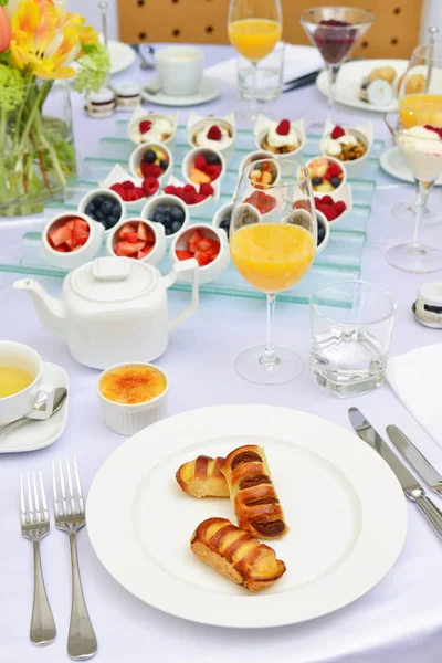 Table set up for continental breakfast: — Stock Photo, Image