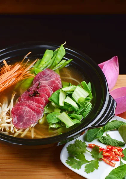 Sopa de carne tradicional vietnamita — Fotografia de Stock