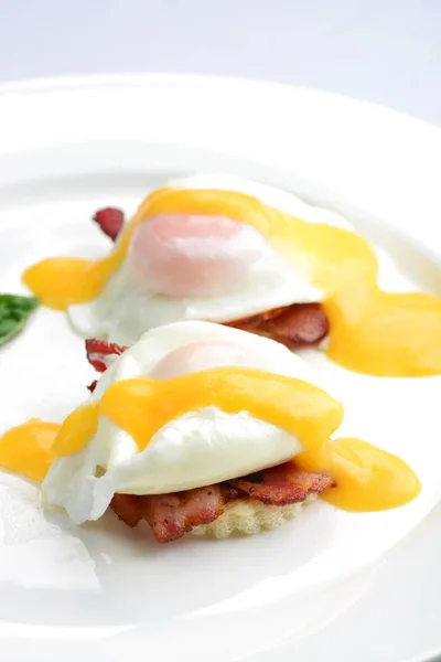 Huevos Benedict- panecillos ingleses tostados, jamón —  Fotos de Stock