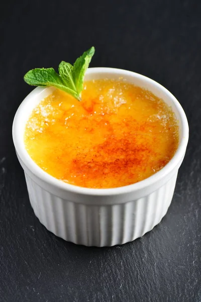 Creme brulee. Franska vanilj grädde dessert — Stockfoto