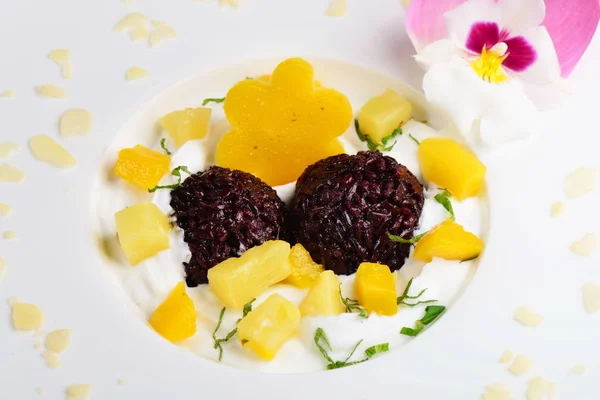 Postre tailandés de arroz negro pegajoso y mango — Foto de Stock