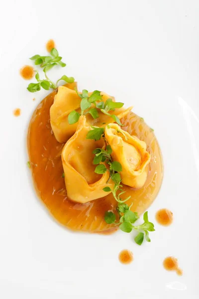 Прекрасная еда, ягненок рагу равиоли — стоковое фото