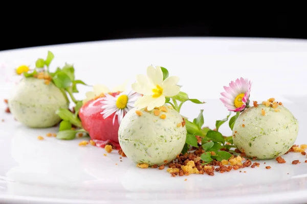 Dessert gastronomique, Glace aux fraises / kiwis — Photo