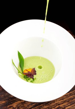  İyi yemek, haşlanmış yumurta ıspanak sos ile 