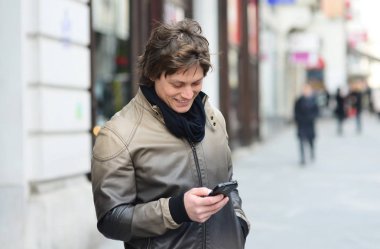  Öğrenci ile yürüyüş mobil akıllı telefon