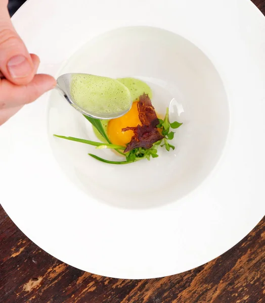 Uitstekende restaurants, gepocheerd ei met spinazie saus — Stockfoto