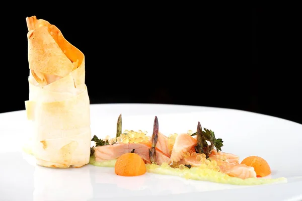 Haute Cuisine, rosa Lachsfilet mit Kaviar — Stockfoto