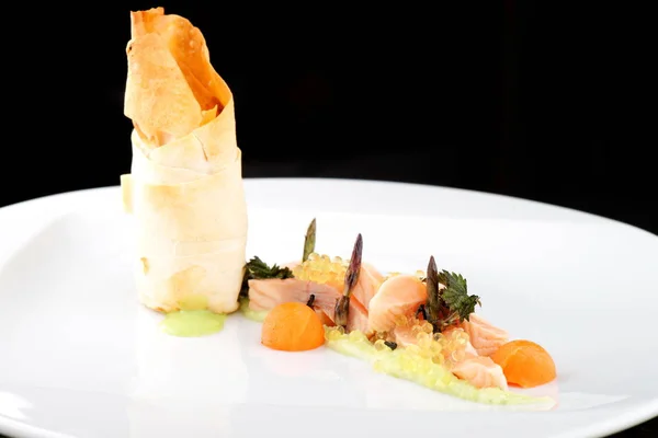 Haute Cuisine, rosa Lachsfilet mit Kaviar — Stockfoto