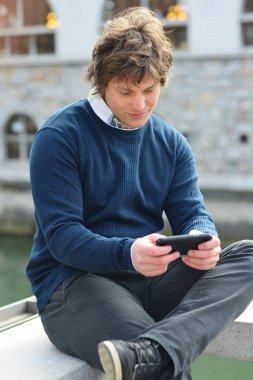  Mesaj gönderme genç adam portresi