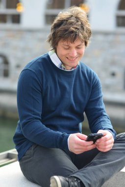  Mesaj gönderme genç adam portresi