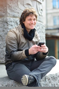  Mesaj gönderme genç adam portresi