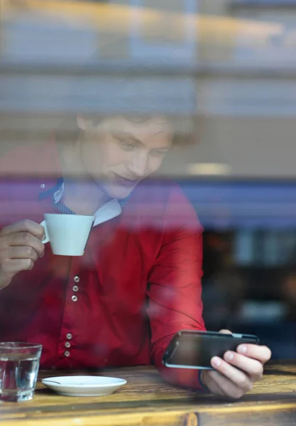 Młody mężczyzna moda / hipster picia kawy espresso — Zdjęcie stockowe