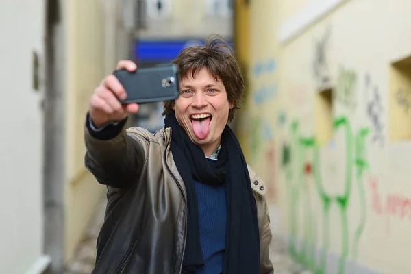 Ciudad hipster haciendo selfie — Foto de Stock