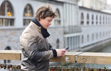  Mesaj gönderme genç adam portresi