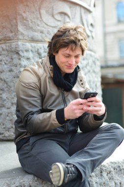  Mesaj gönderme genç adam portresi