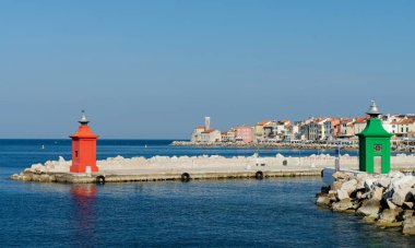  Piran Harbor'da renkli mimari Ayrıntılar