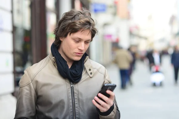 Öğrenci ile yürüyüş mobil akıllı telefon — Stok fotoğraf